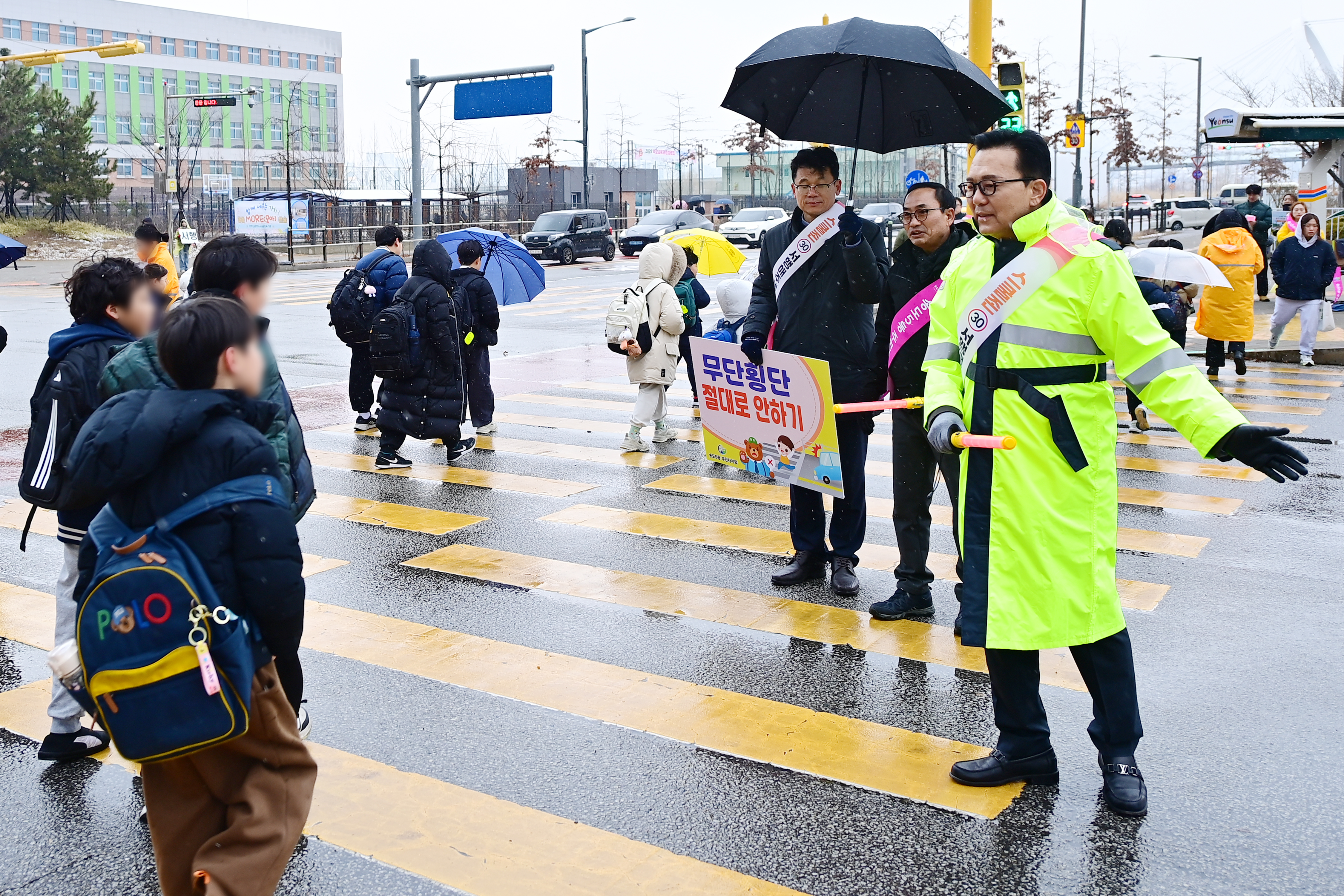 연수구 송도5동 주민자치회는 지난 18일 개학기를 맞아 은송초등학교·중학교 사거리에서 안전한 등굣길을 조성하기 위한 합동 교통안전 캠페인을 실시했다